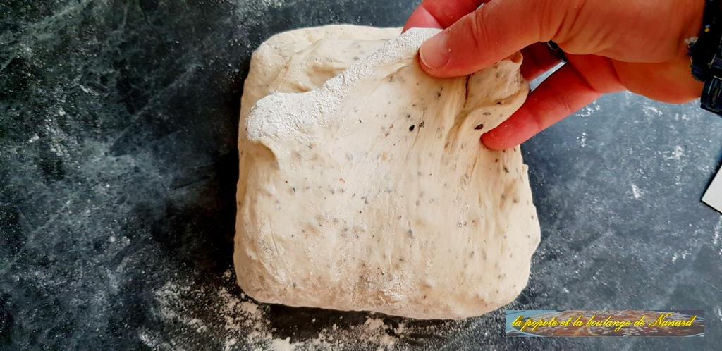 Étirer complètement le bord inférieur puis le rabattre sur la pâte