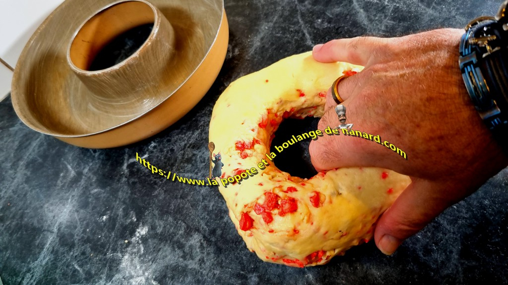 Étirer la pâte en couronne à la dimension du moule