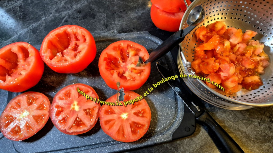 Évider les tomates à l\\\'aide d\\\'une cuillère à pommes parisienne ou d\\\'une petite cuillère