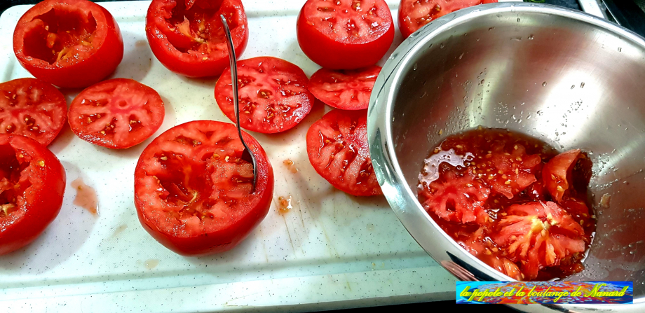 Évider les tomates à l\\\'aide d\\\'une petite cuillère
