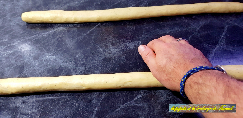 Façonner chaque pâton en boudin de 55 à 56 cm