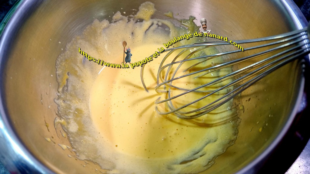 Faire blanchir dans un cul de poule les jaunes d\\\'œufs avec le sucre en poudre