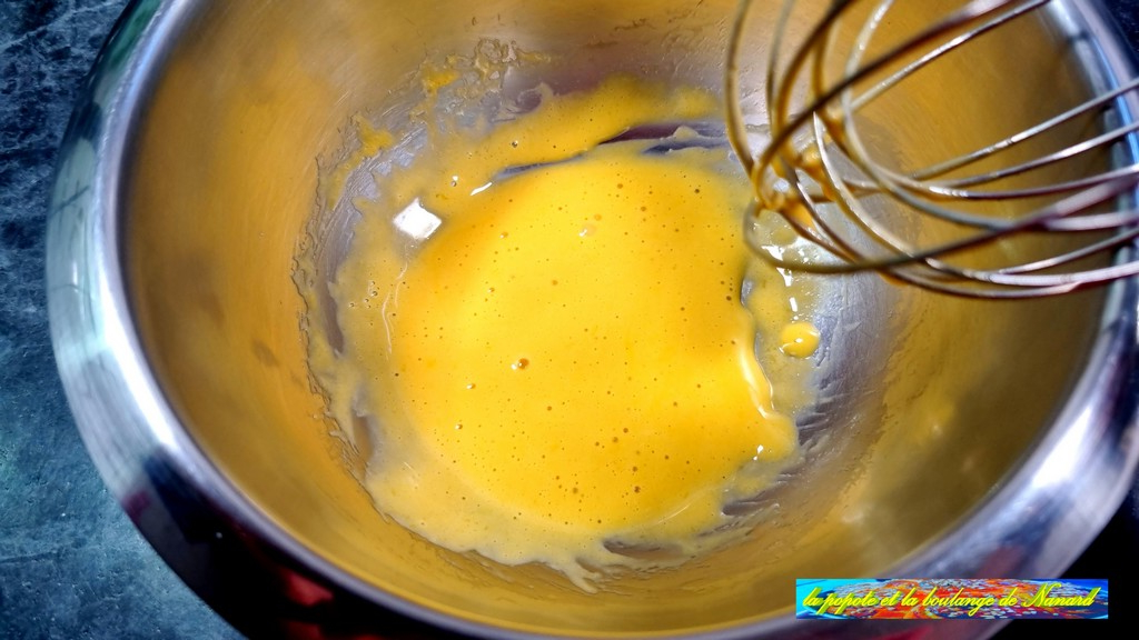Faire blanchir le jaune d\\\'œuf avec le sucre dans un cul de poule