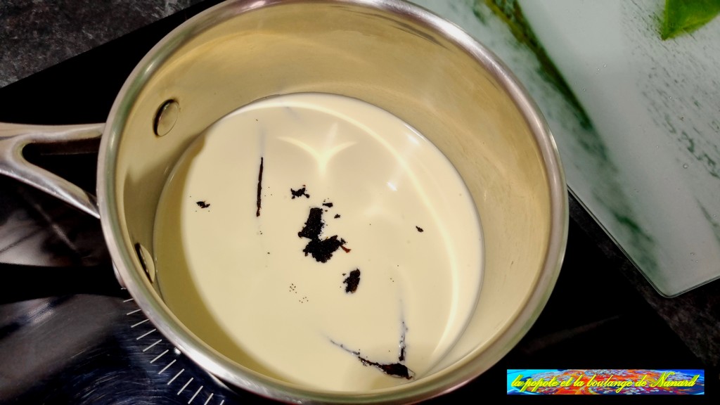 Faire bouillir la crème avec la vanille dans une casserole