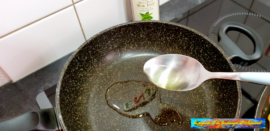 Faire chauffer 3 cuillères à soupe d\\\'huile spéciale wok dans une poêle
