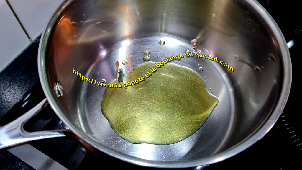 Faire chauffer deux cuillères à soupe d\\\'huile d\\\'olive dans une autre casserole