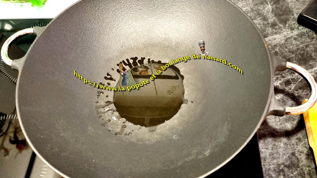 Faire chauffer l\\\'huile spéciale wok dans une cocotte en fonte ou un wok