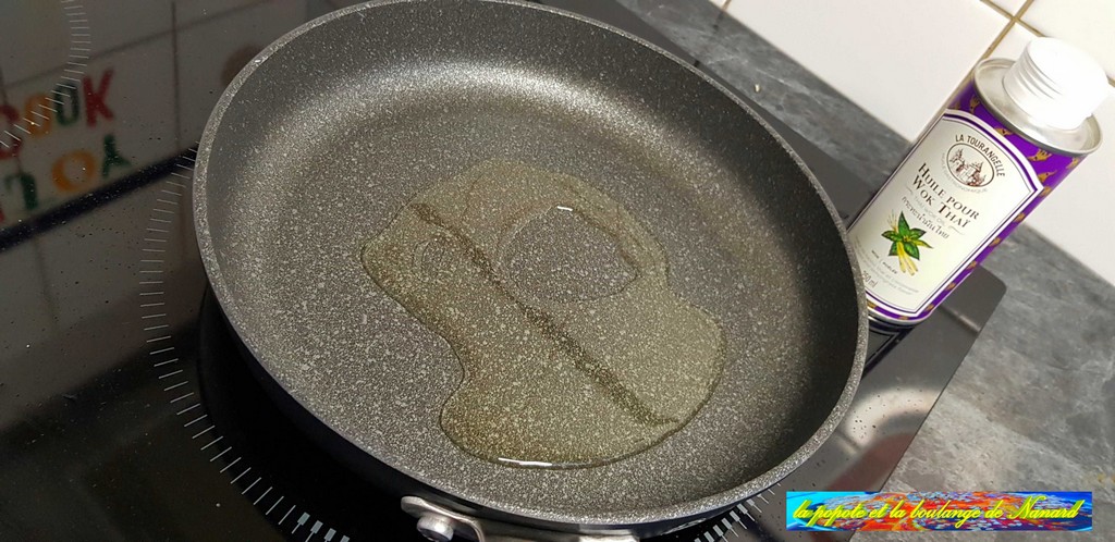 Faire chauffer l\\\'huile spéciale wok dans une poêle