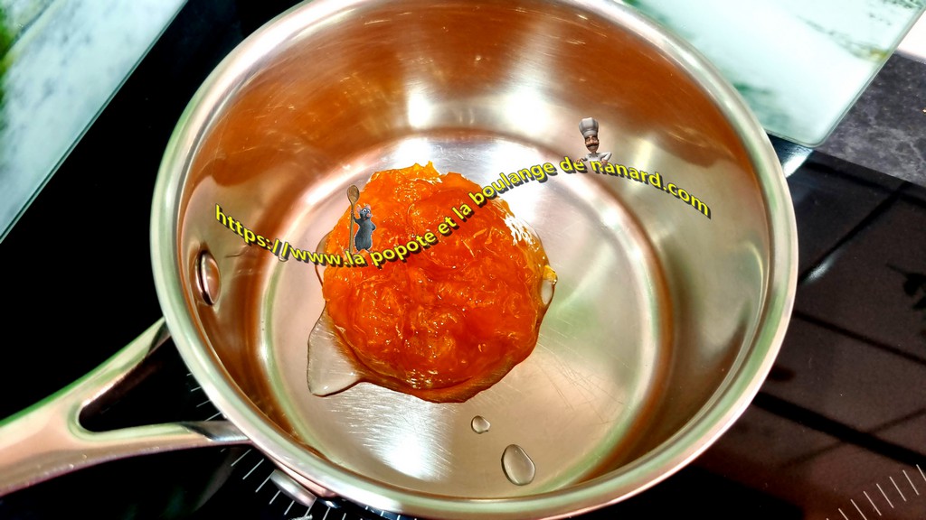 Faire chauffer la confiture d\\\'abricots avec une cuillère à soupe d\\\'eau à feu moyen