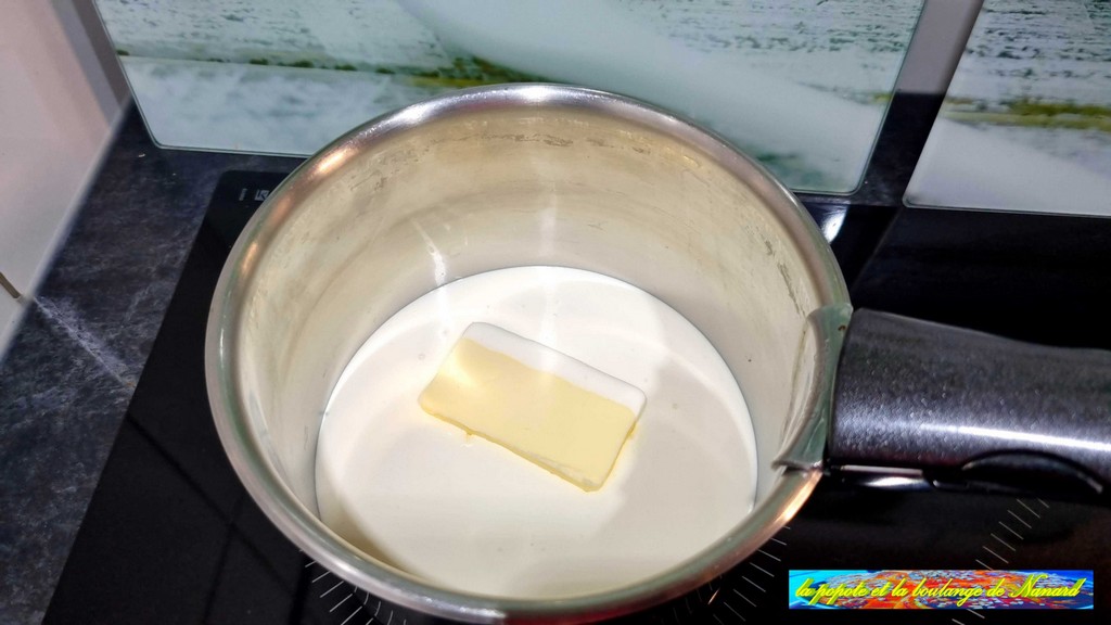 Faire chauffer la crème avec le beurre