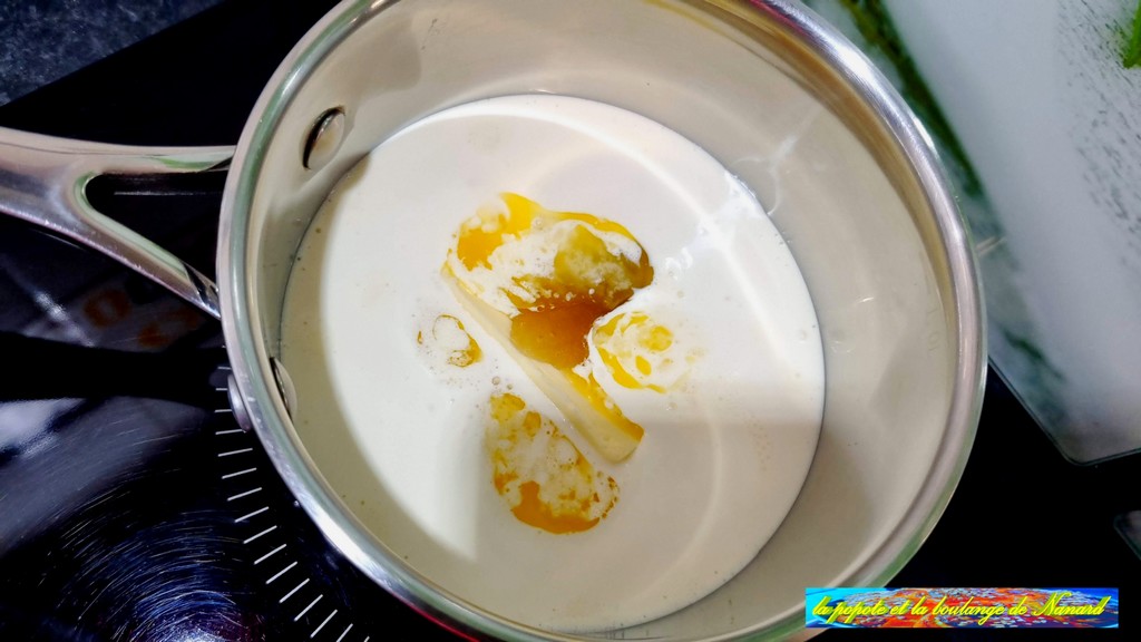 Faire chauffer la crème, le beurre et le miel dans une casserole à feu moyen