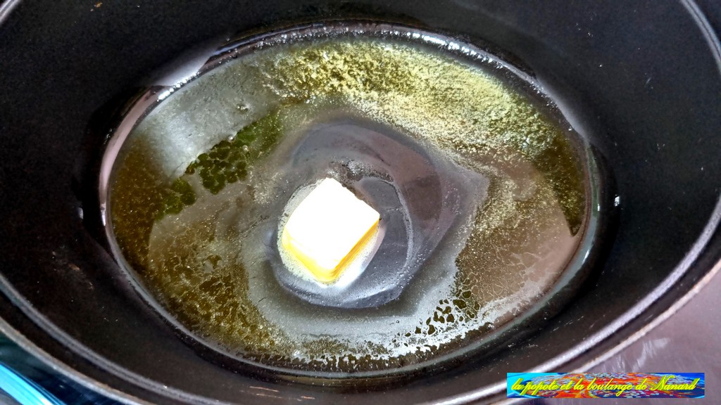 Faire chauffer le beurre dans une cocotte en fonte