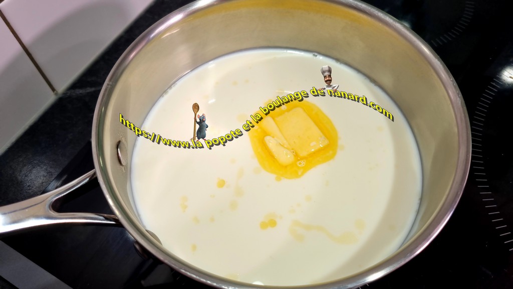 Faire chauffer le lait avec le beurre et la pincée de sel à feu moyen