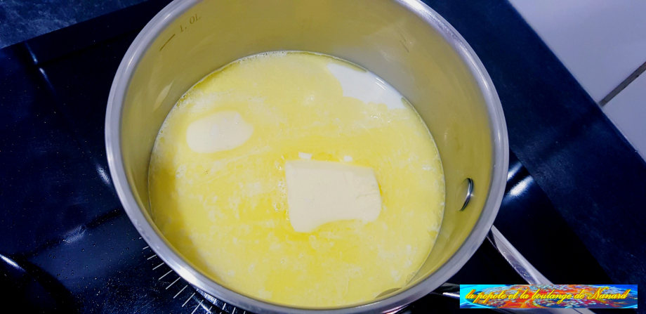 Faire chauffer le lait et le beurre dans une casserole