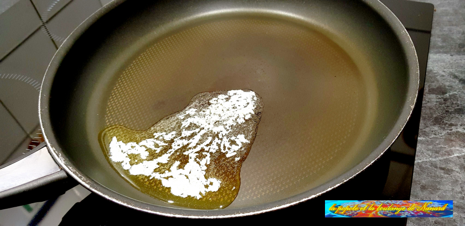 Faire chauffer les 15 gr de beurre dans une grande poêle