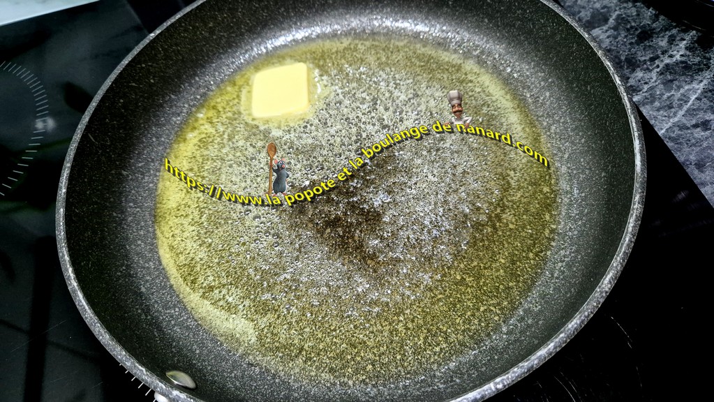Faire chauffer les 25 gr de beurre avec l\\\'huile d\\\'olive dans une grande poêle