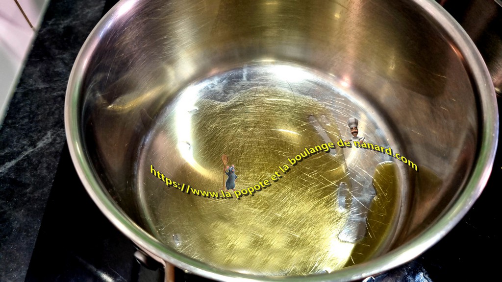 Faire chauffer les deux autres cuillères à soupe d\\\'olive dans une casserole moyenne