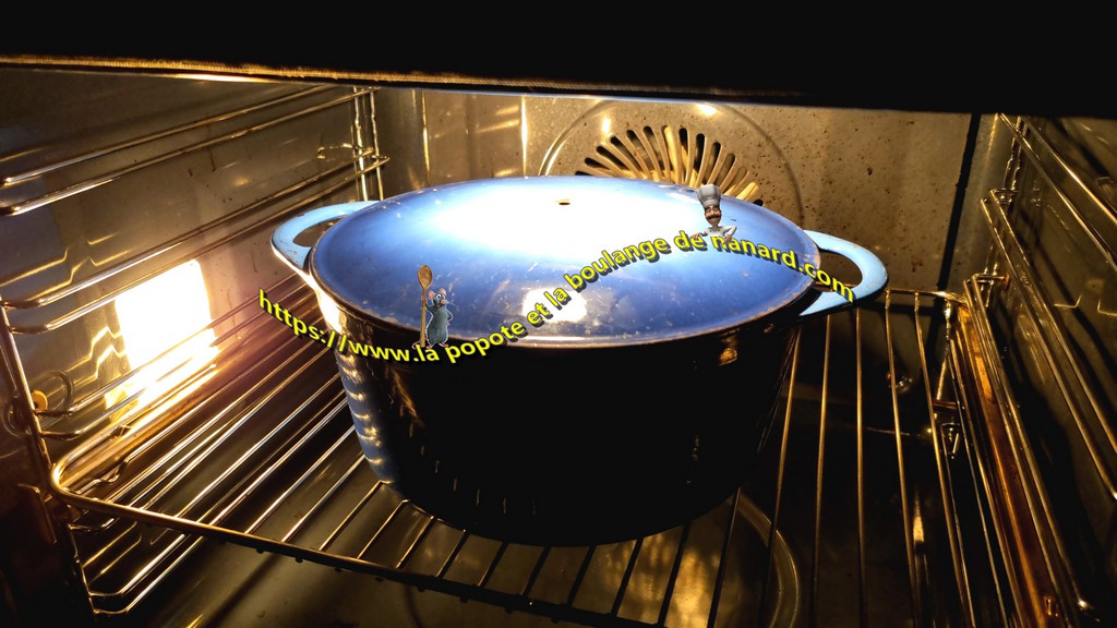 Faire chauffer une cocotte enfonte avec son couvercle au four à 240°C pendant 15 minutes