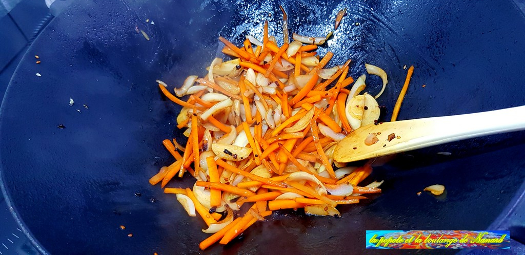 Faire ensuite suer les oignons émincés et les lamelles de carotte