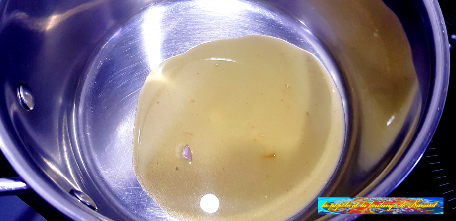 Faire fondre 2 cuillères à soupe de graisse du canard dans une casserole