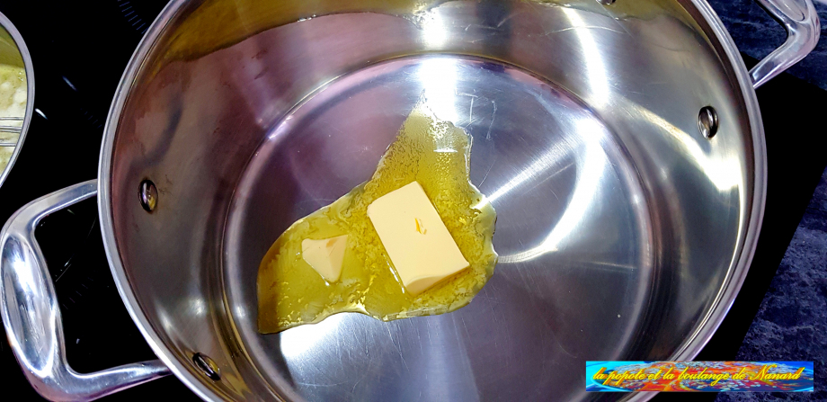 Faire fondre 30 gr de beurre dans un grand faitout