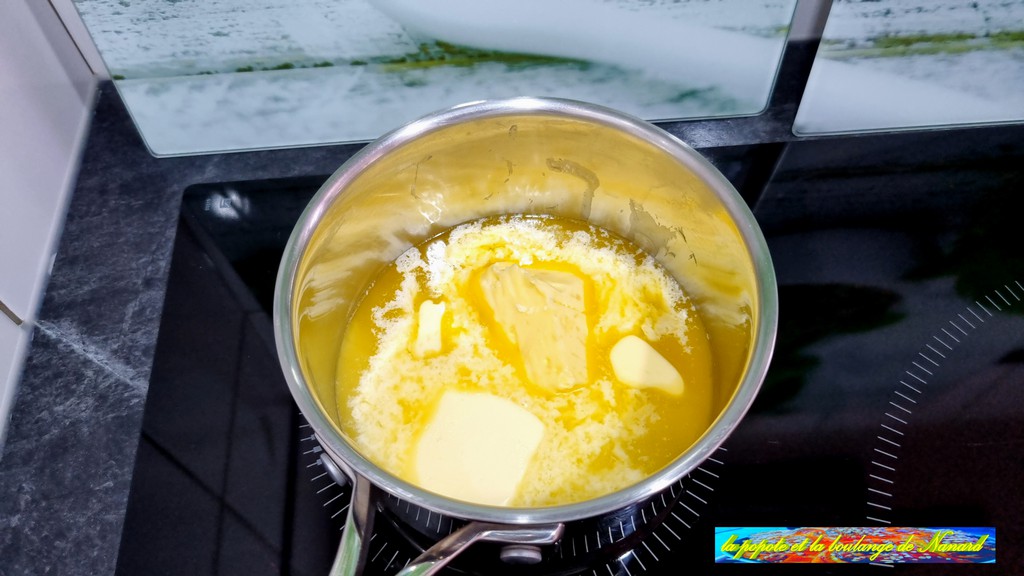 Faire fondre le beurre à feu doux puis le laisser refroidir 10 minutes
