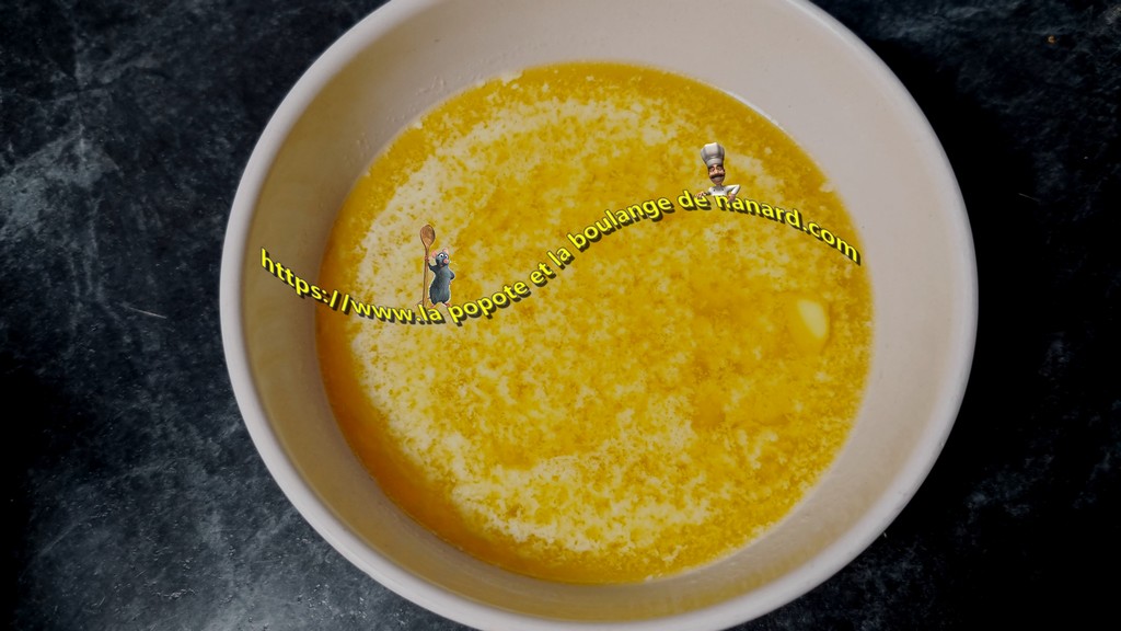Faire fondre le beurre dans un ravier au micro-ondes