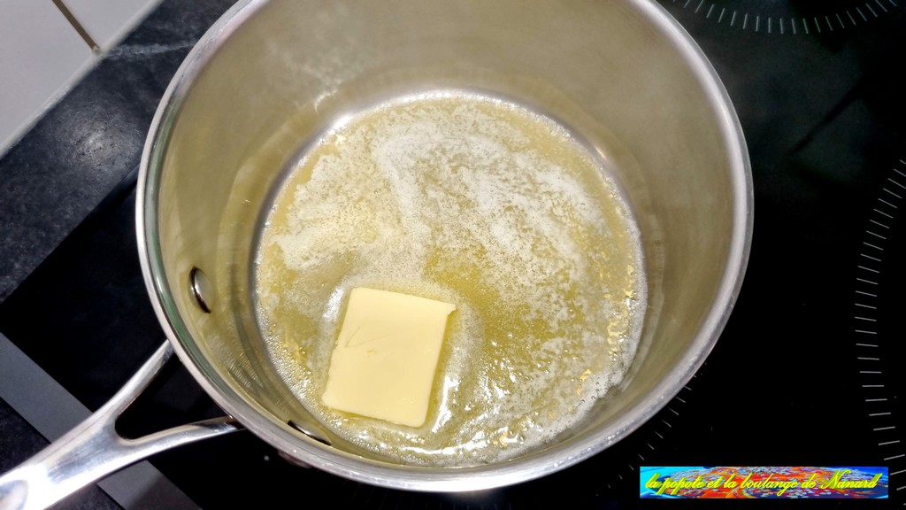 Faire fondre le beurre dans une casserole à feu moyen