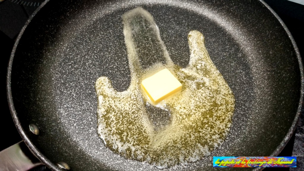 Faire fondre le beurre dans une grande poêle