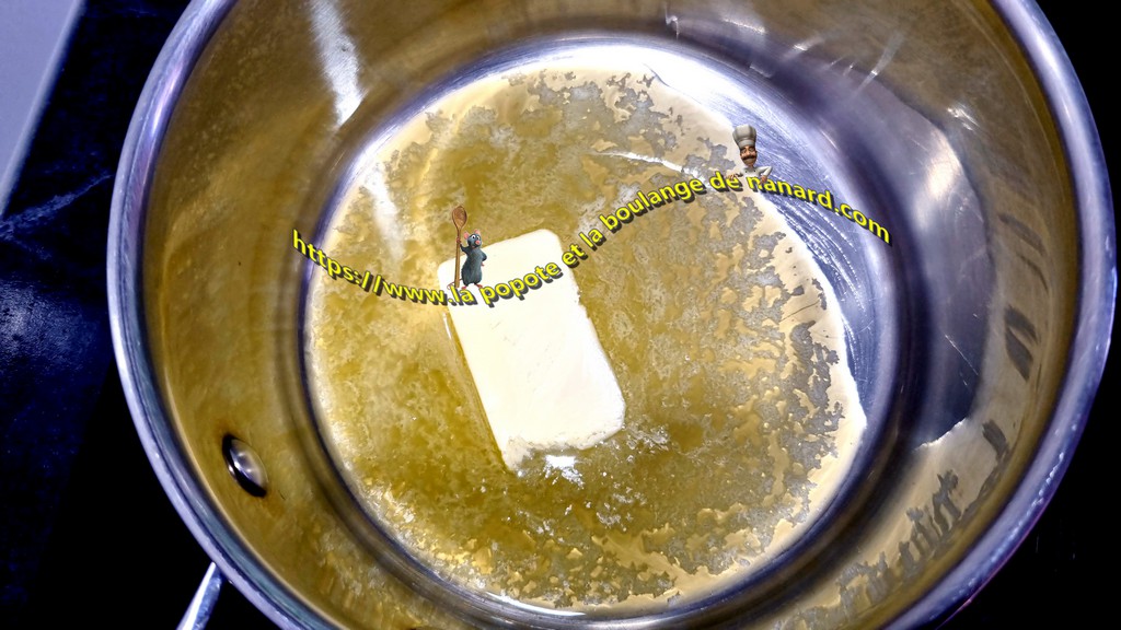 Faire fondre le beurre doux dans une casserole