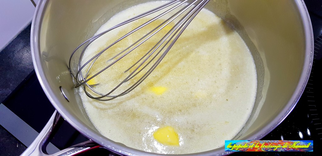 Faire fondre les 120 gr de beurre dans une grande casserole