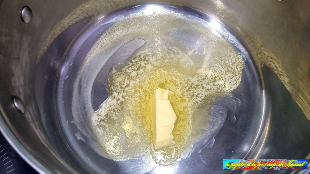 Faire fondre les 20 gr de beurre beurre dans un faitout