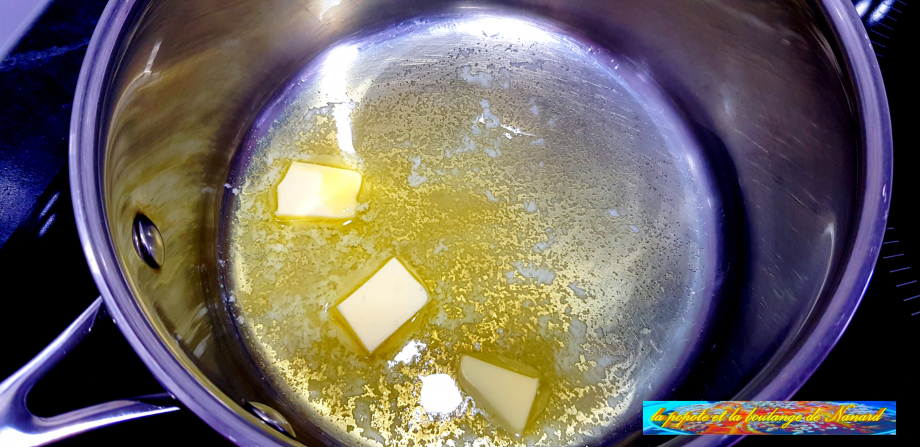 Faire fondre les 20 gr de beurre dans une casserole