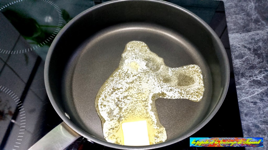 Faire fondre les 30 gr de  beurre dans une sauteuse