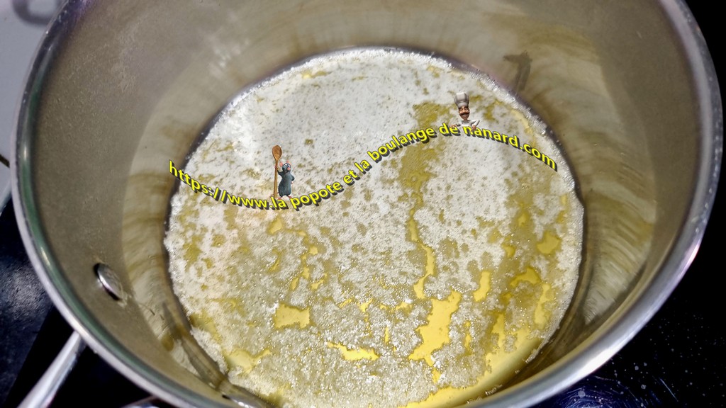 Faire fondre les 40 gr de beurre dans une grande casserole