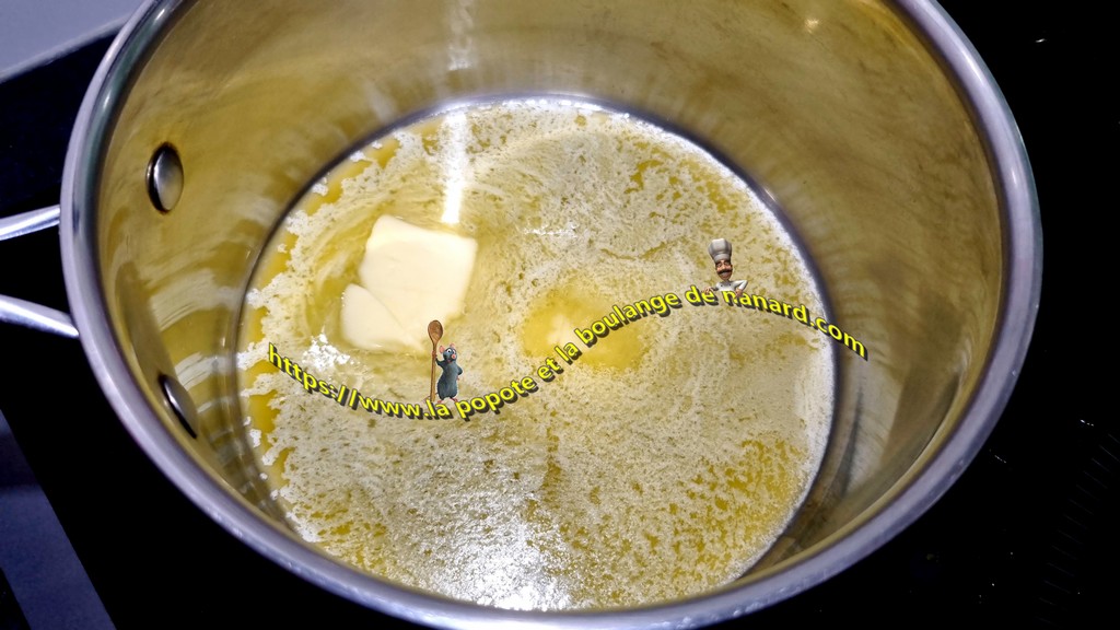 Faire fondre les 50 gr de beurre dans une casserole moyenne
