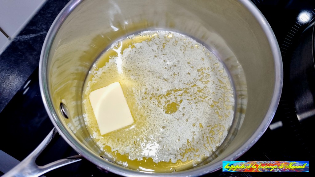 Faire fondre les 50 gr de beurre dans une casserole