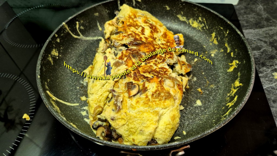 Faire glisser l\\\'omelette dans la poêle puis terminer la cuisson pendant 1 minute