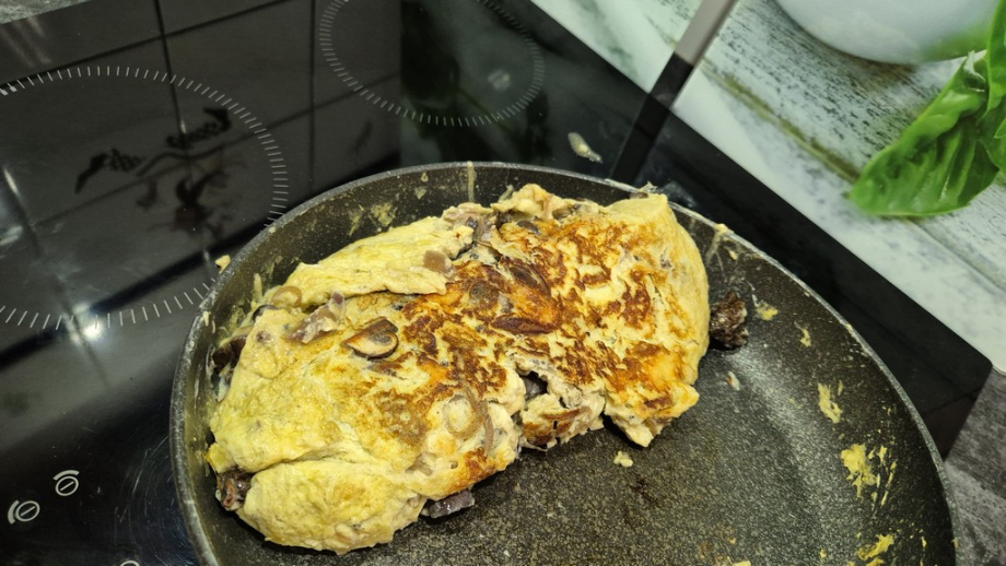 Faire glisser l\\\'omelette dans un plat de service