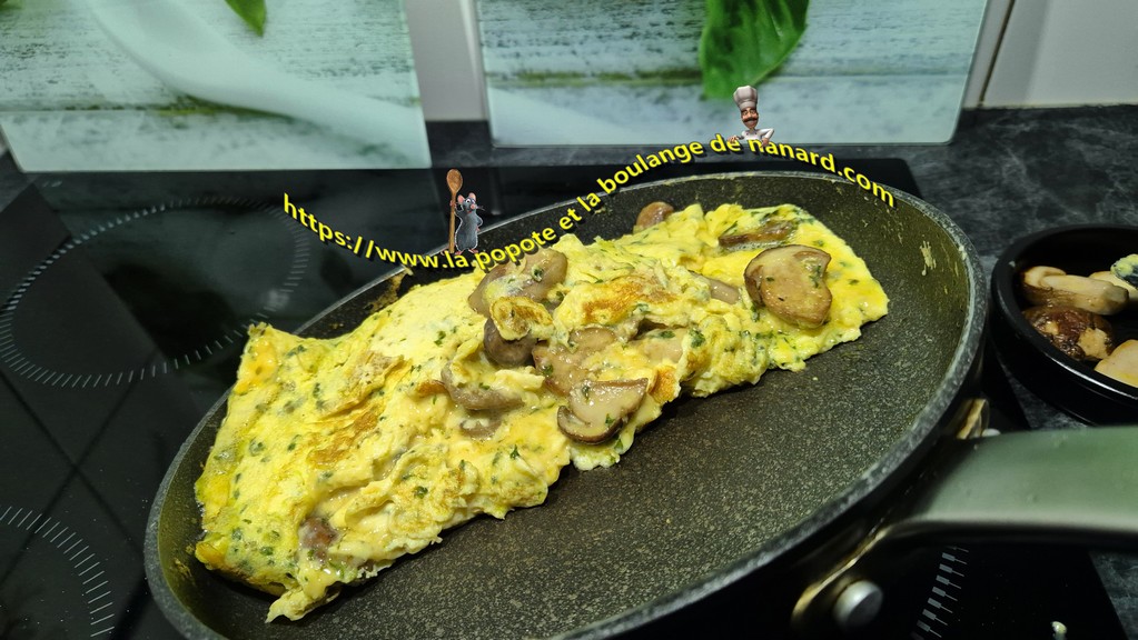 Faire glisser l\\\'omelette sur un bord de la poêle en la penchant