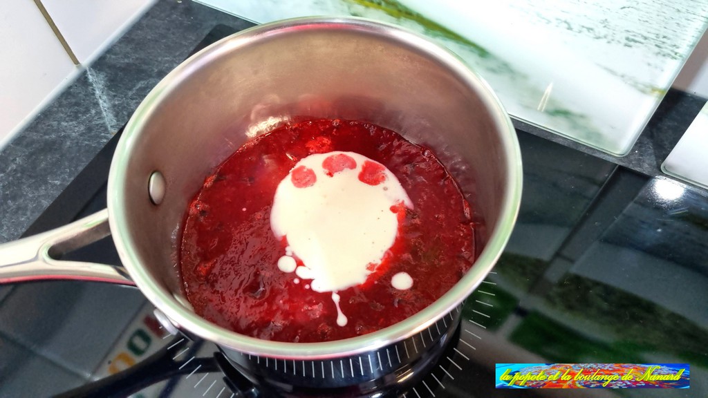 Faire légèrement bouillir la purée de framboises avec les 25 gr de crème
