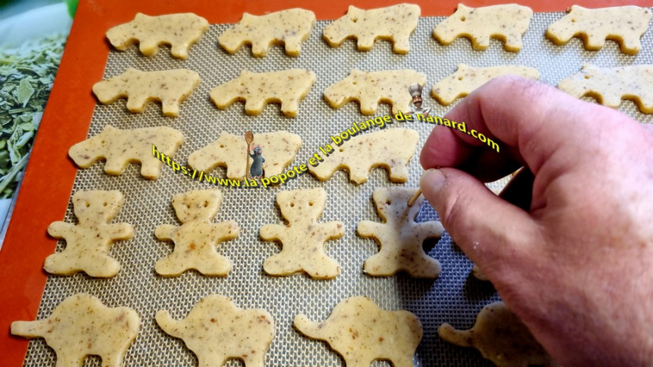 Faire les yeux des animaux avec un petit pique en bois