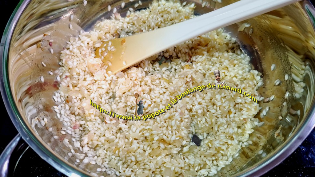 Faire nacrer le riz à feu moyen pendant 2 à 3 minutes en remuant sans arrêt
