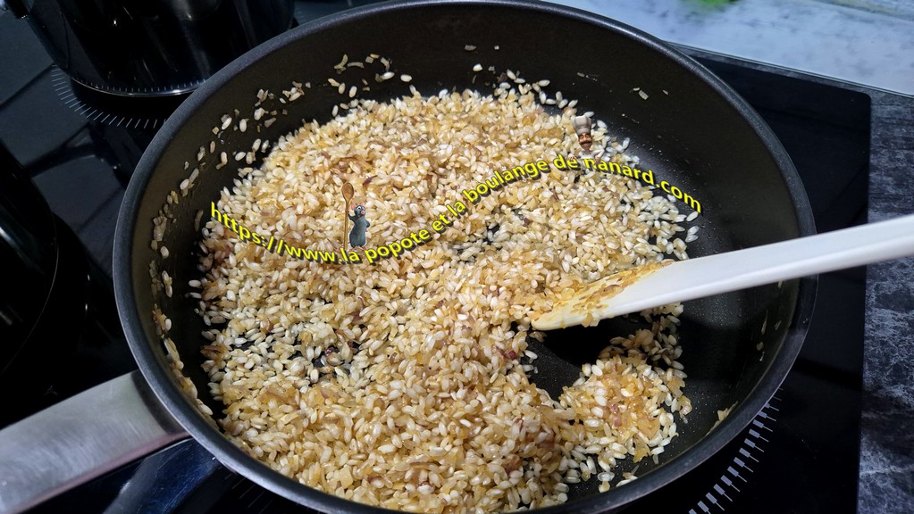 Faire nacrer le riz dans le gras pendant 5 minutes en remuant sans cesse