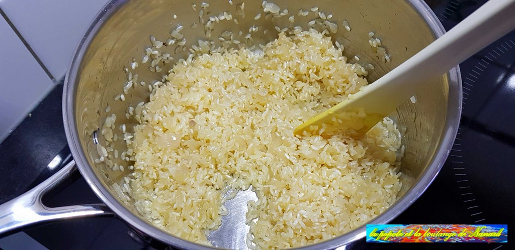 Faire nacrer le riz en remuant à feu moyen