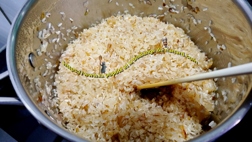 Faire nacrer pendant 2 à 3 minutes à feu moyen le riz en mélangeant à la spatule pour bien l\\\'enrober de beurre