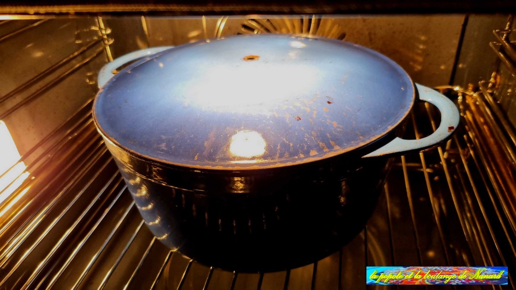 Faire préchauffer le four avec la cocotte à 250°C pendant 20 minutes