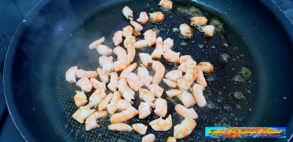 Faire revenir 2 minutes les crevettes coupées en quatre