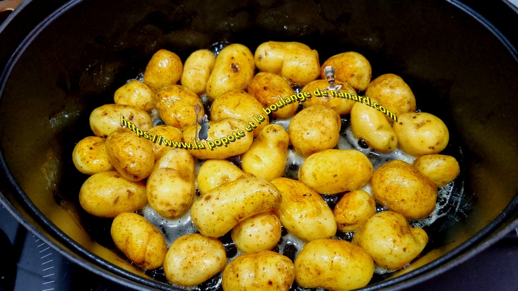 Faire revenir les pommes de terre 5 minutes à feu moyen dans le beurre bien chaud