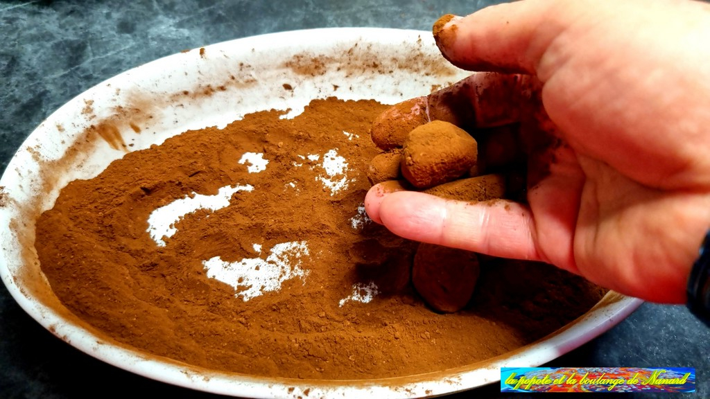 Faire rouler la truffe dans les doigts pour enlever l\\\'excédent de poudre de cacao